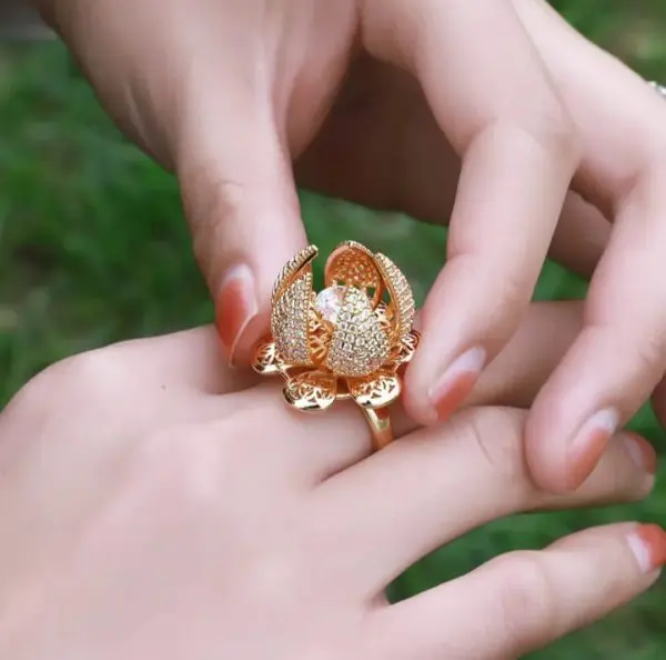 flower-360-rotation-bloom-ring-for-women-girls-adjustable - 3.webp