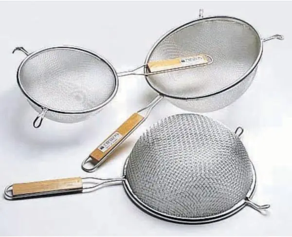 strainer-stainless-steel-colander-sieve-with-wooden-handle - 3.webp