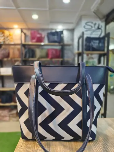 ZEBRA TOTE-BLACK